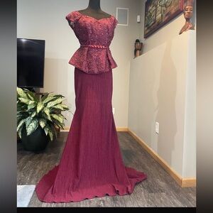 Elegant Burgundy Lace Peplum Skirt Set

G6 0225
